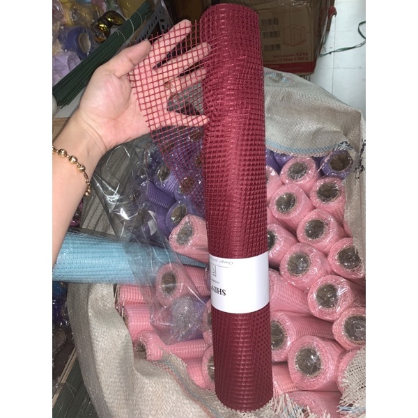 Lưới ô vuông dùng để bó hoa