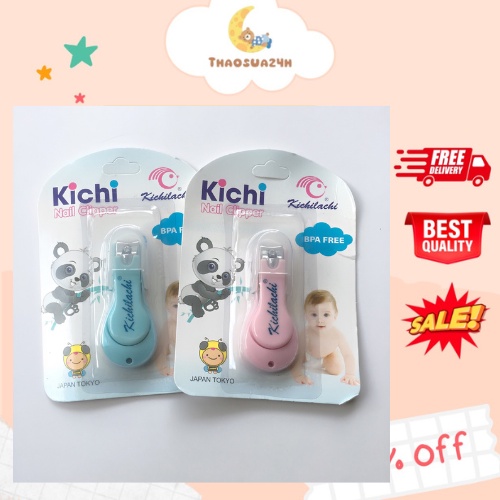 Bấm móng tay cho bé Kichi