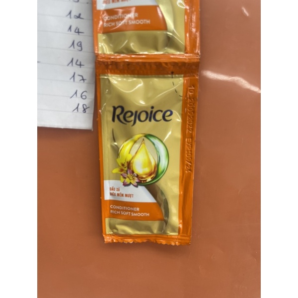 Dây dầu xả Rejoice 10 gói x 6g