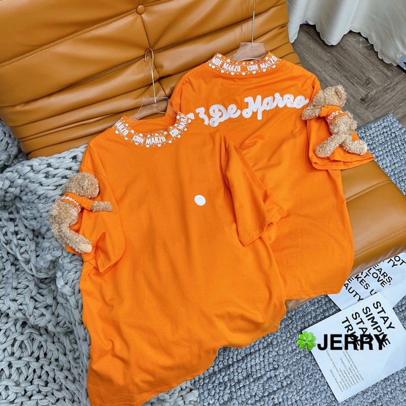 Áo phông 13de marzo cam tay đính gấu bông