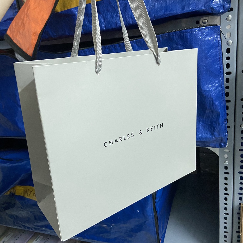 Túi giấy  mua kèm túi xách để làm quà tặng