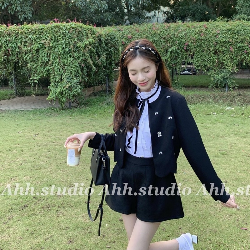 Set 3 món tiểu thư: Áo khoác crop đen đính đá tay ngắn vạt cánh hoa + Áo sơ mi trắng cổ trụ xếp ly nơ đen + Chân váy đen