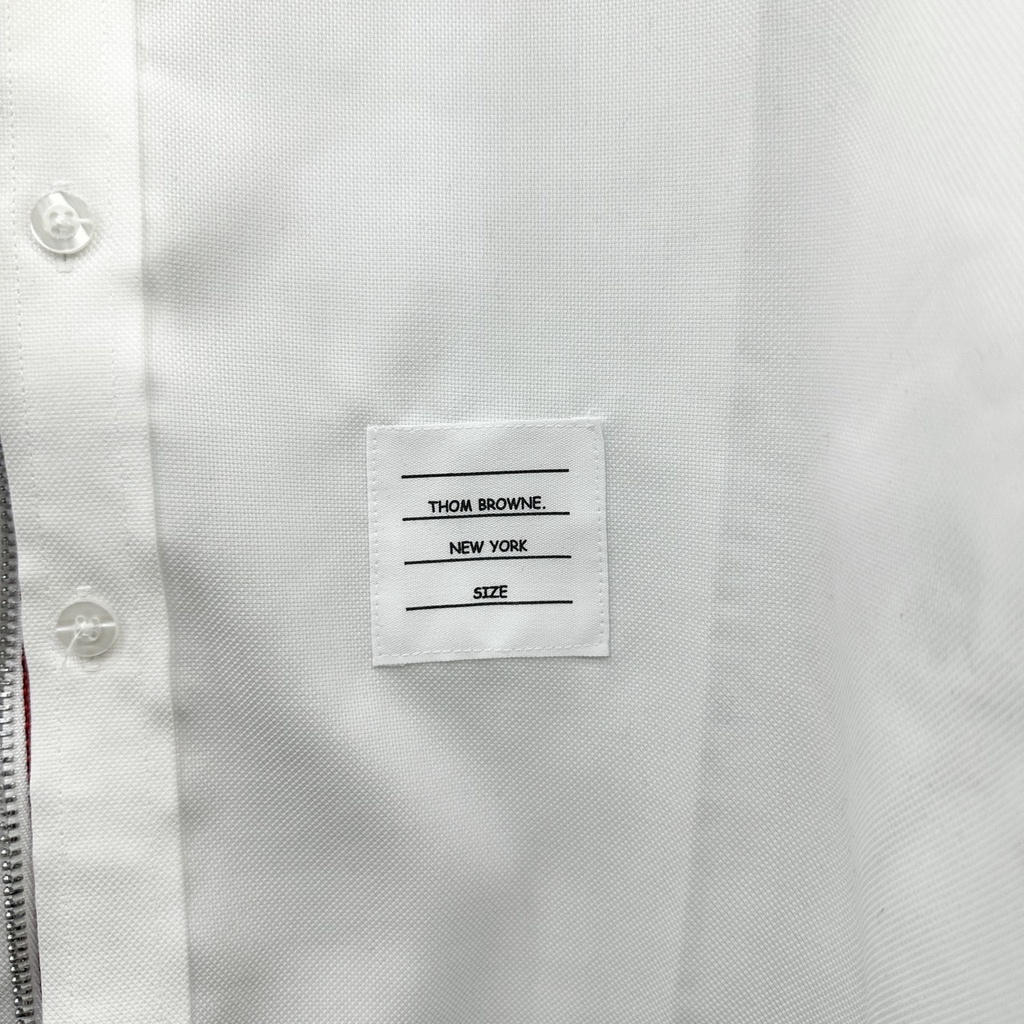 Áo sơ mi trắng nam nữ dài tay Thom Browne tay in 4 sọc xanh đỏ phối vạch khoá bạc dọc khuy vải gai đẹp SM37P