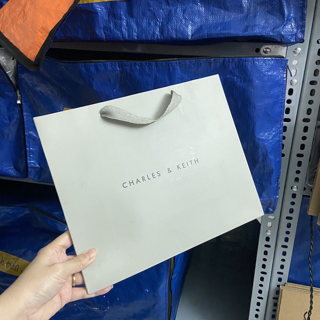 Túi giấy  mua kèm túi xách để làm quà tặng