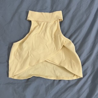 Áo croptop cổ lọ và chân váy tennis cạp thấp