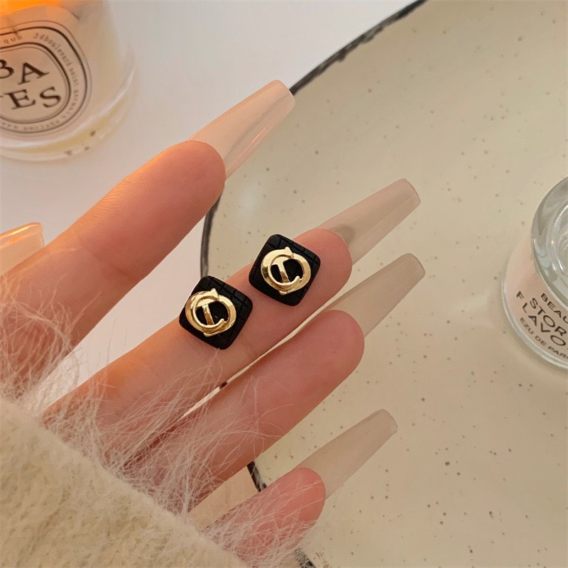 Khuyên Tai Tứ Giác Đen Chữ CD - Vani Store - TS000803