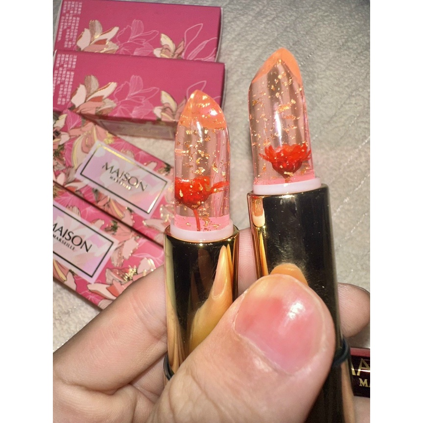 Son thạch cánh hoa vàng lá dưỡng ẩm môi có màu hồng nhạt của Maison thân son có gương