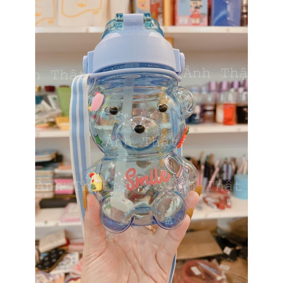 Bình đựng nước nhựa đeo chéo dễ thương hình gấu kèm stik 3D 2D cute 1200ml chịu nhiệt 100 độ có ống hút cho bé