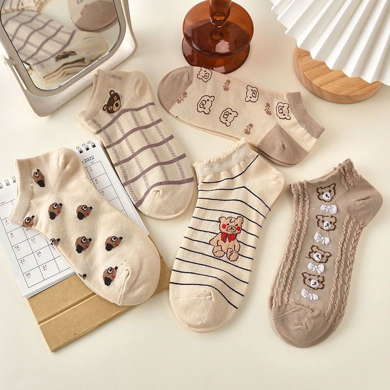 Tất nữ cổ ngắn, phong cách vintage, màu sắc nâu nhã nhặn, họa tiết gấu, chất liệu thoáng mát, thấm mồ hôi