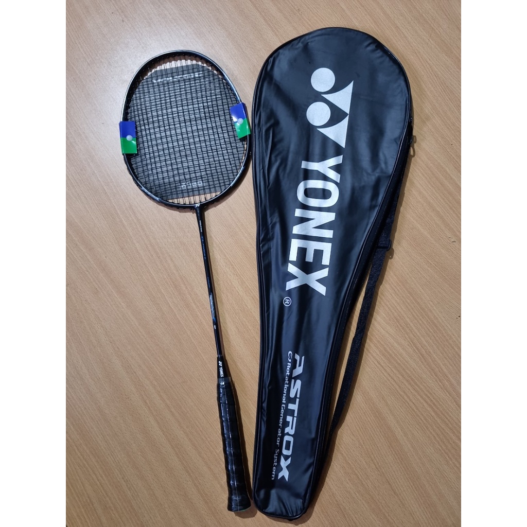 01 chiếc vợt cầu lông Yonex đơn phù hợp cho các bạn học sinh, sinh viên