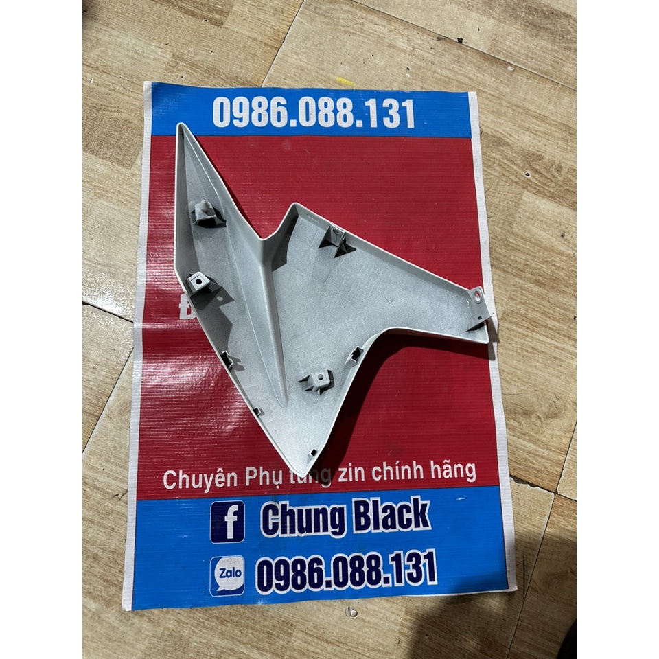 Cánh yếm phải FZ150i trắng zin chính hãng yamaha