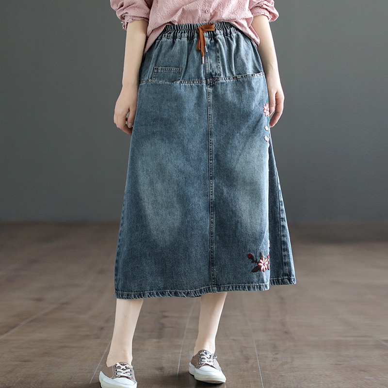 Chân váy denim KAMAKA lưng thun thêu những bông hoa một túi sau - NU8292