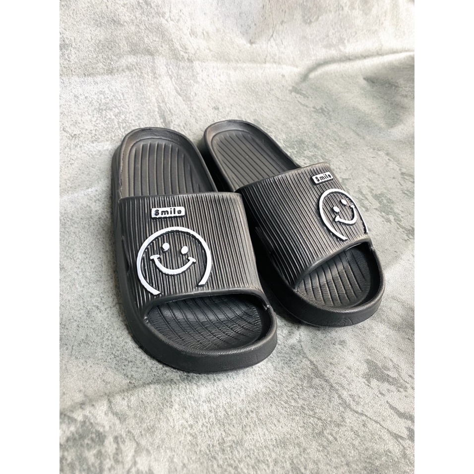 DÉP BẢN NỮ ĐI TRONG NHÀ