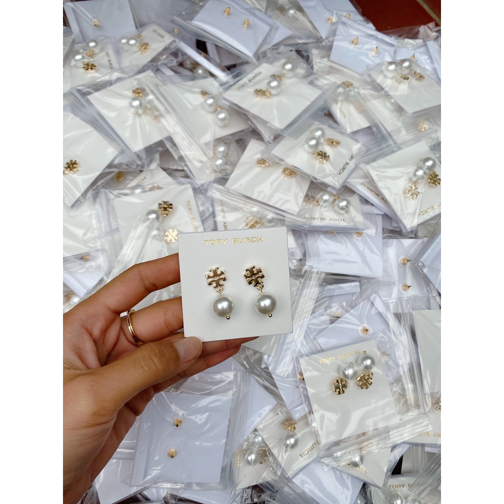 KHUYÊN TAI NGỌC TRAI NHÂN TẠO TORY BURCH
