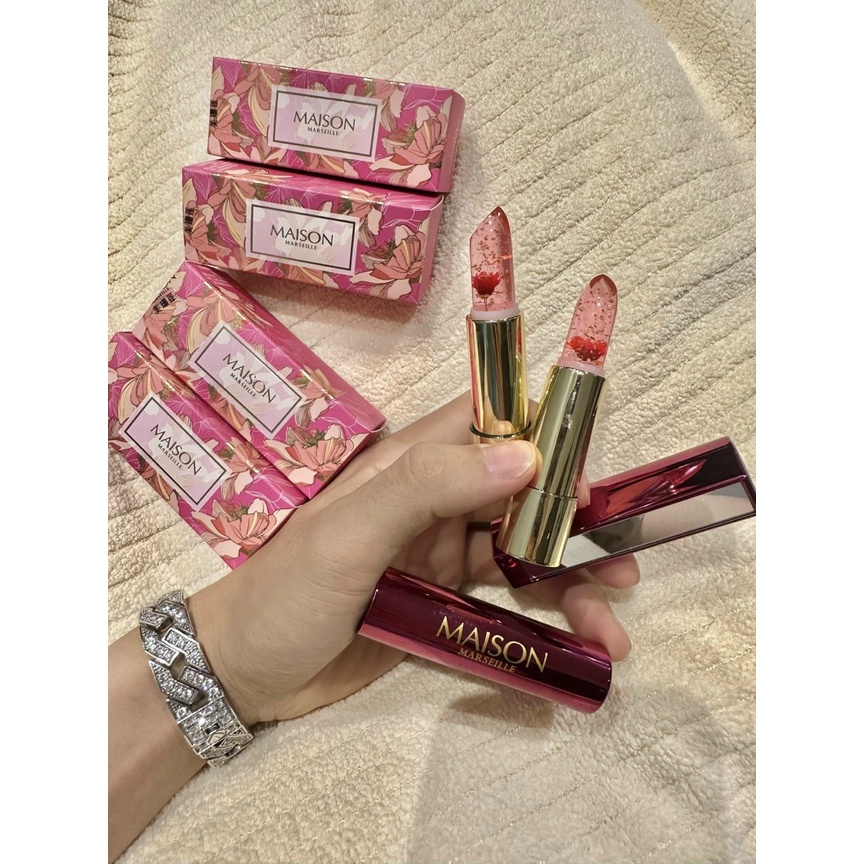 Son thạch cánh hoa vàng lá dưỡng ẩm môi có màu hồng nhạt của Maison thân son có gương