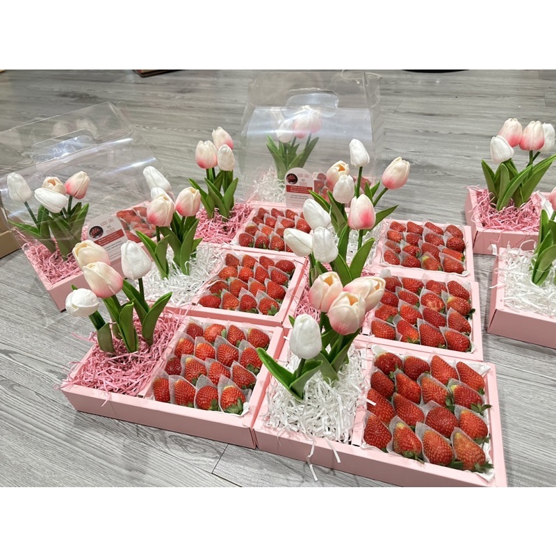 Set quà Hoa và Dâu nhật thơm ngọt