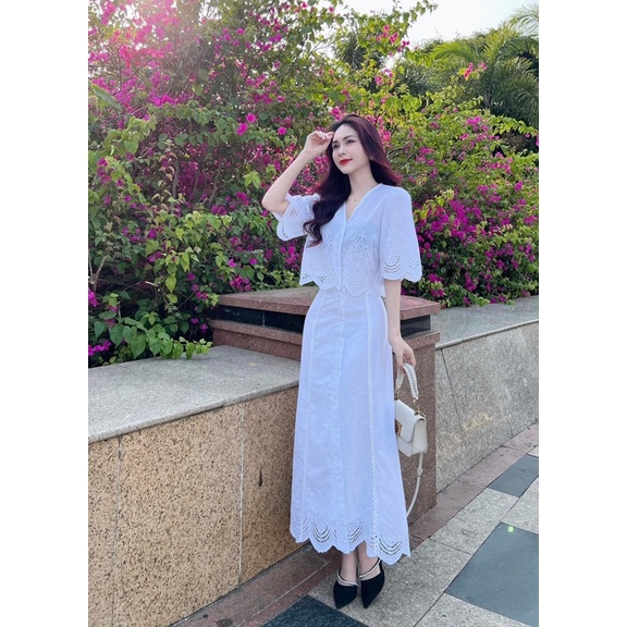 Set áo croptop trắng xô ren kèm chân váy tiểu thư
