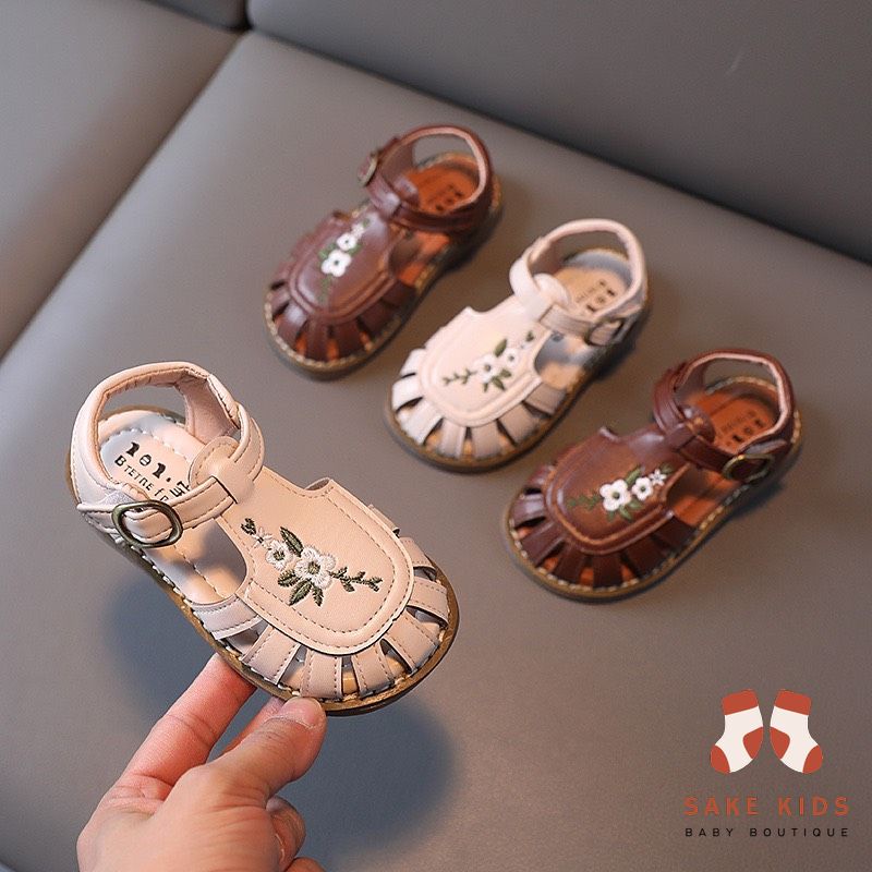 Dép sandal quai hậu chất da PU êm mềm thêu hoa cực xinh đế chống trơn trượt tốt đủ size từ 1-5 tuổi M611