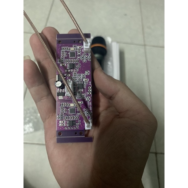 Micro Không Dây Cho Loa Kéo M105 màu xám loại mới- sóng UHF hỗ trợ broad mạch đổi tần số Màn Hình LED