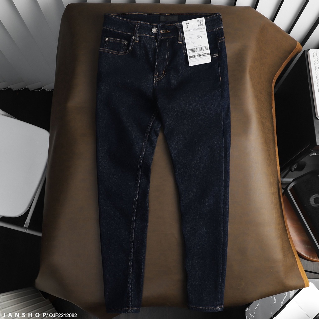 Jean denim cotton co giãn, thiết kế cổ điển với phần túi tiện dụng, cạp quần phối da tạo cái nhìn ấn tượng từ phía sau