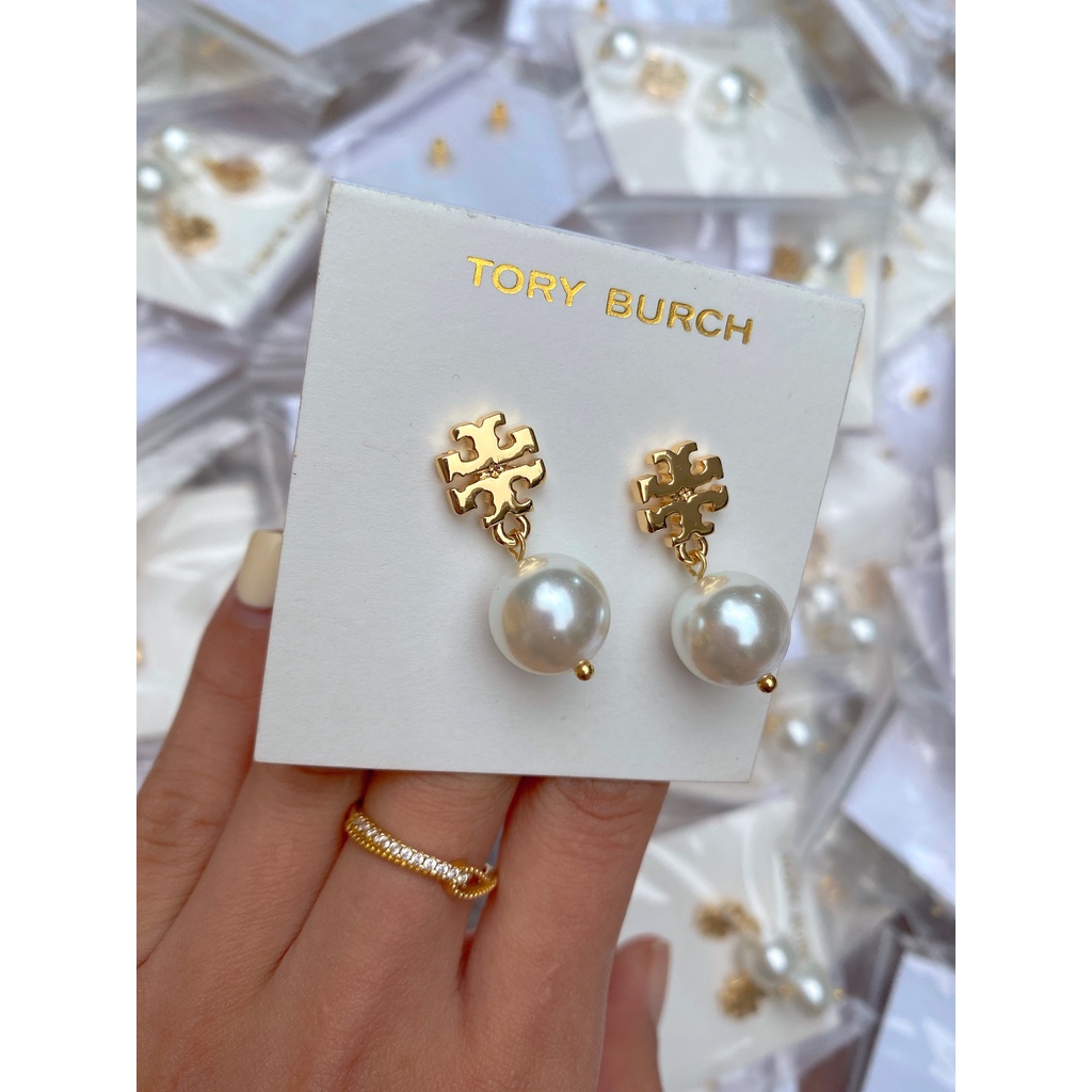 KHUYÊN TAI NGỌC TRAI NHÂN TẠO TORY BURCH