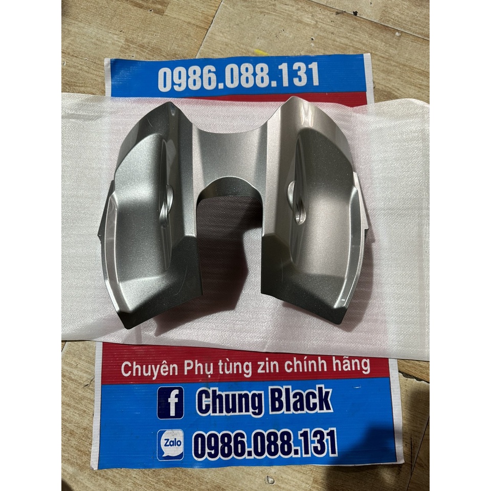 Ốp bình xăng sau ổ khóa chữ H xám bạc FZ150i zin chính hãng yamaha