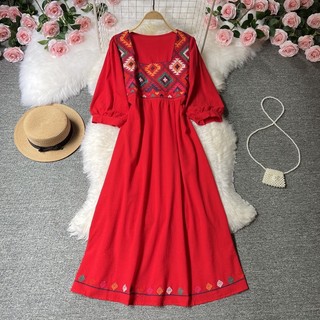 Đầm Mabel Cổ Vuông Thêu Cao Cấp