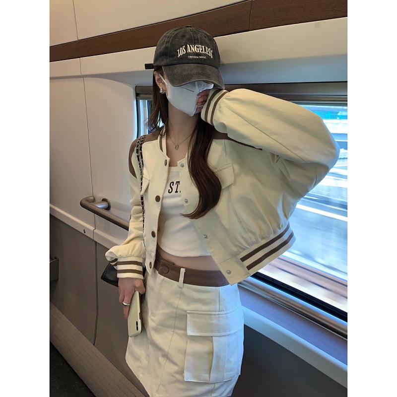 Set áo khoác bomber form ngắn và chân váy ngắn túi hộp màu be pha viền nâu