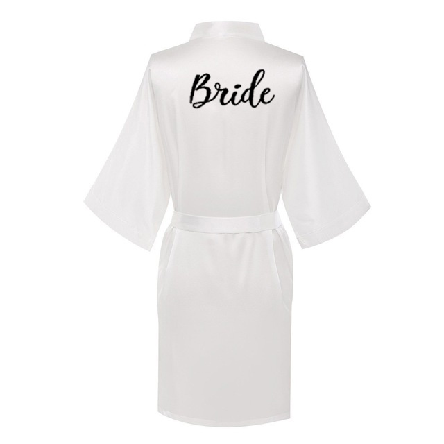 Áo choàng cô dâu đã in sẵn chữ bridal sau lưng áo