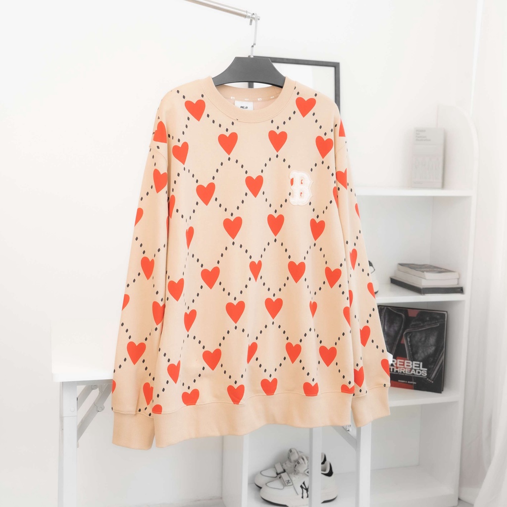 Áo nỉ M/L/B họa tiết monogram hình trái tim dành cho các cặp đôi và cả FA