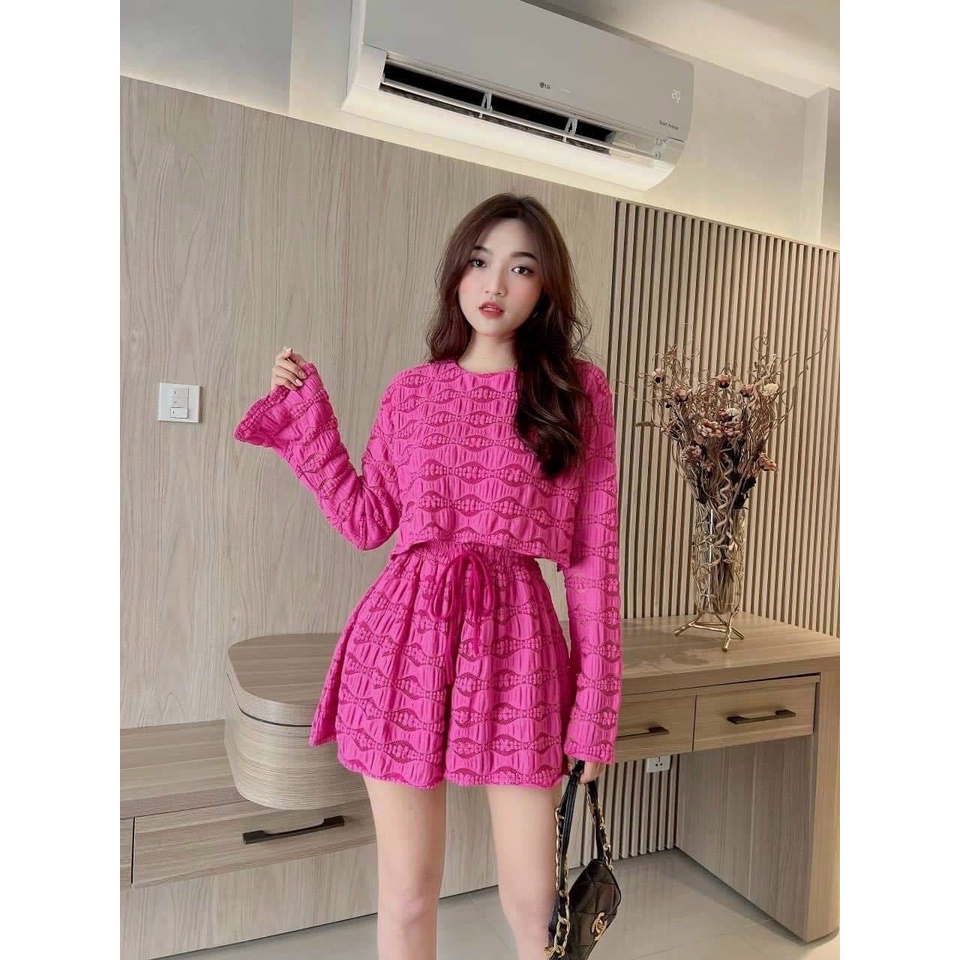 Set áo croptop tay dài ống loe kết hợp váy xòe cho cô nàng tiểu thư năng động