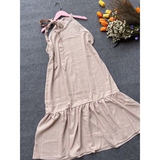 Đầm cổ yếm