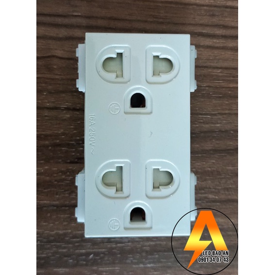 Ổ cắm đôi 3 chấu SIRNIAN có màng che loại 1