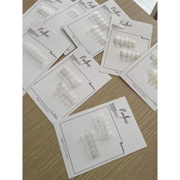 Bìa gắn Nailbox và dụng cụ Móng tay