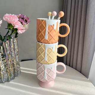 Tách gốm shape vỏ kem ốc quế màu (kèm muỗng khuấy)