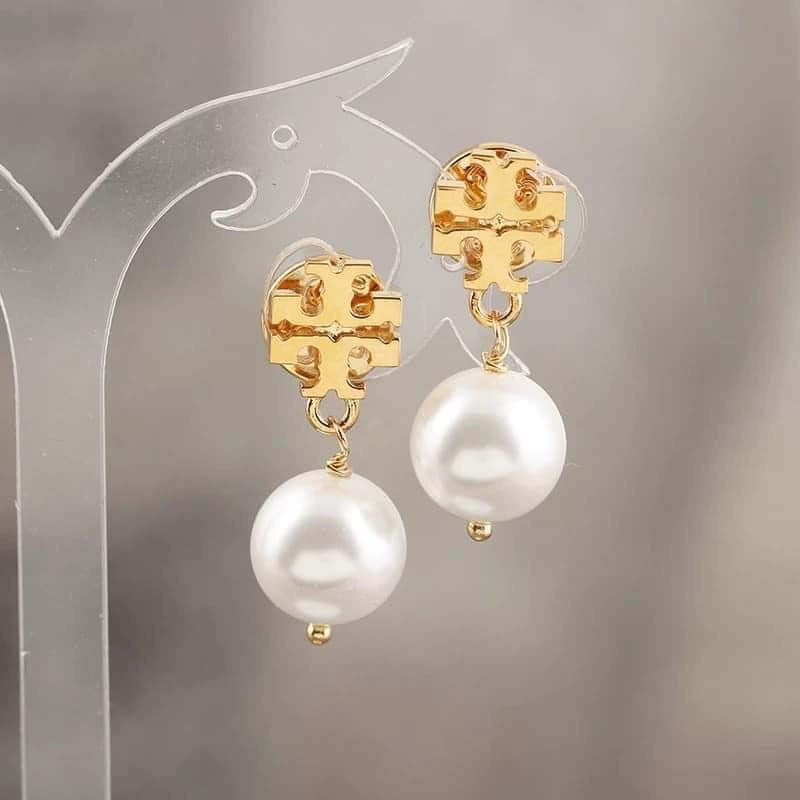 KHUYÊN TAI NGỌC TRAI NHÂN TẠO TORY BURCH