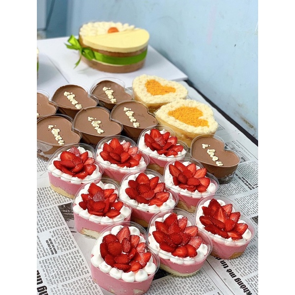 Hộp tim nhựa cứng đựng bánh các loại sấp 50 cốc