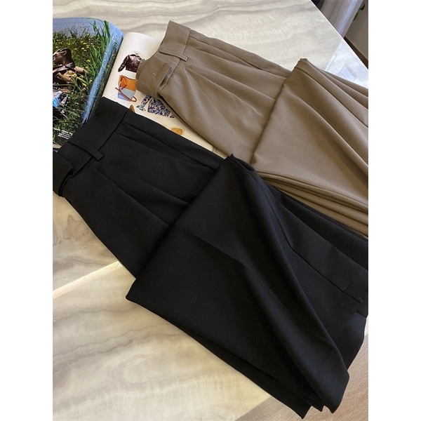 Quần xuông đen dáng rộng