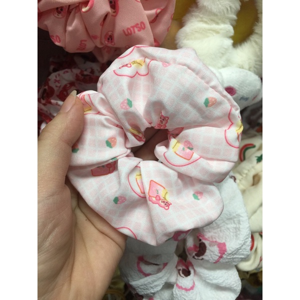 Scrunchies gấu dâu / dâu