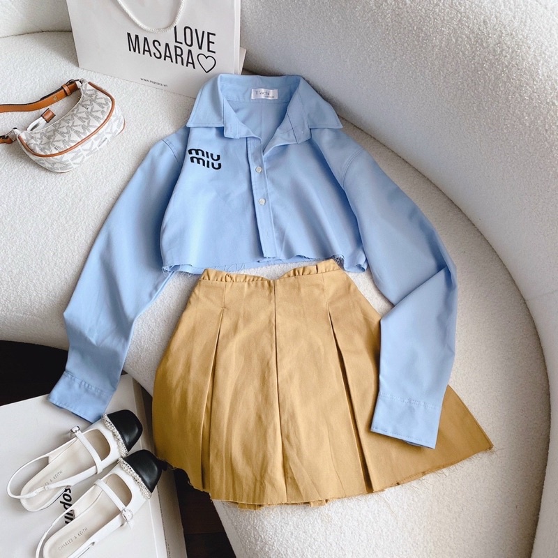 Set áo sơmi croptop xanh tay dài chân váy nude xếp ly năng động