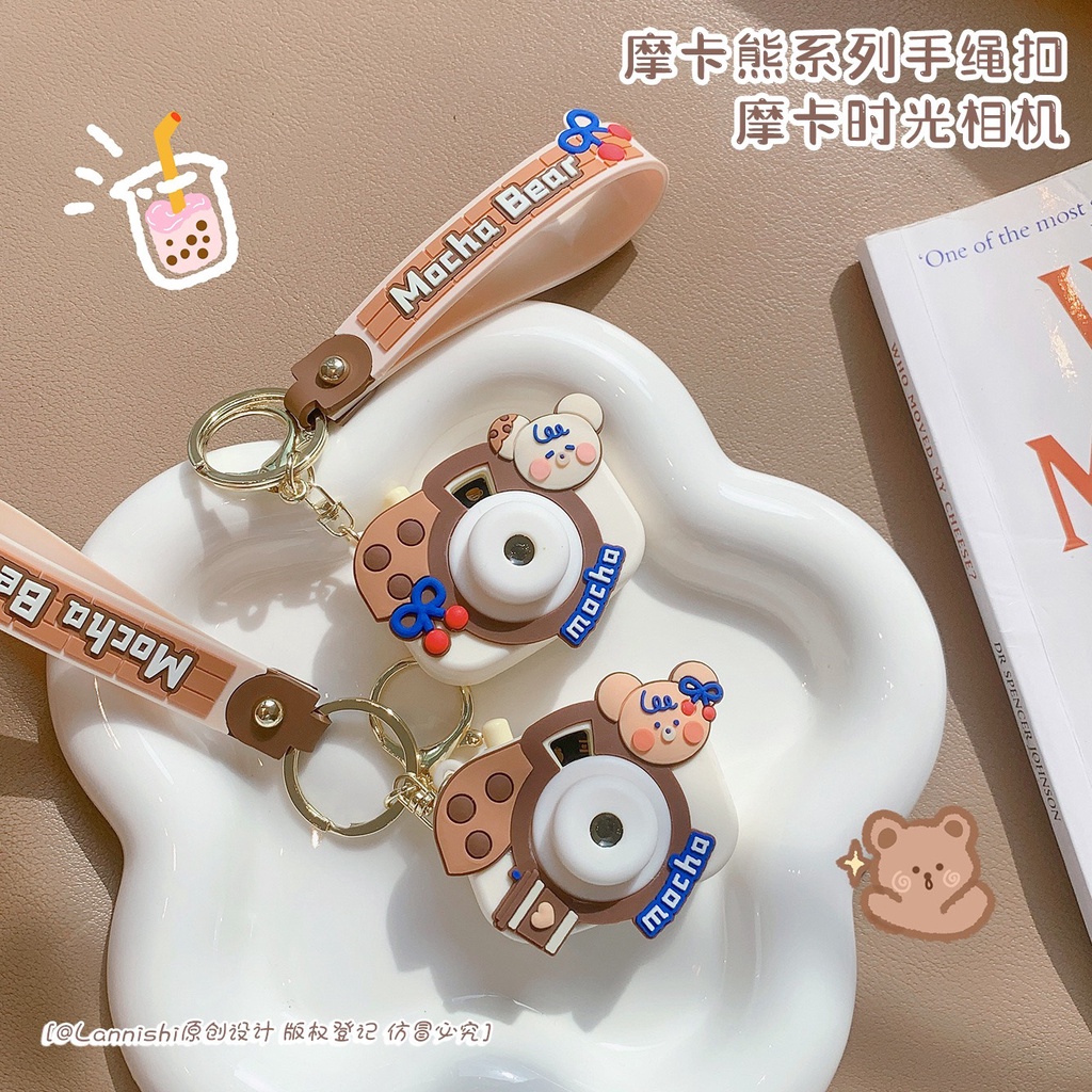 Móc Khóa Máy Ảnh Chiếu Đèn Hoạt Hình Gấu Dâu Lotso, Gấu Mocha Siêu Dễ Thương, Đáng Yêu Bằng Silicon Cao Cấp Ko Thấm Nước