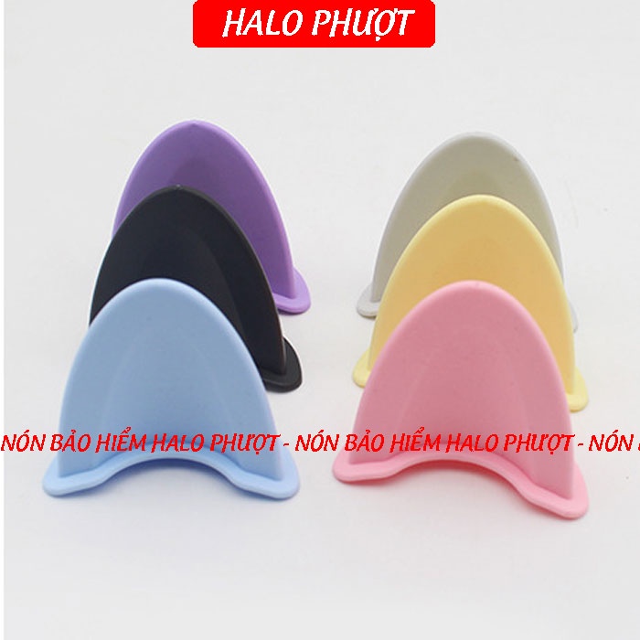 Tai mèo gắn nón bảo hiểm