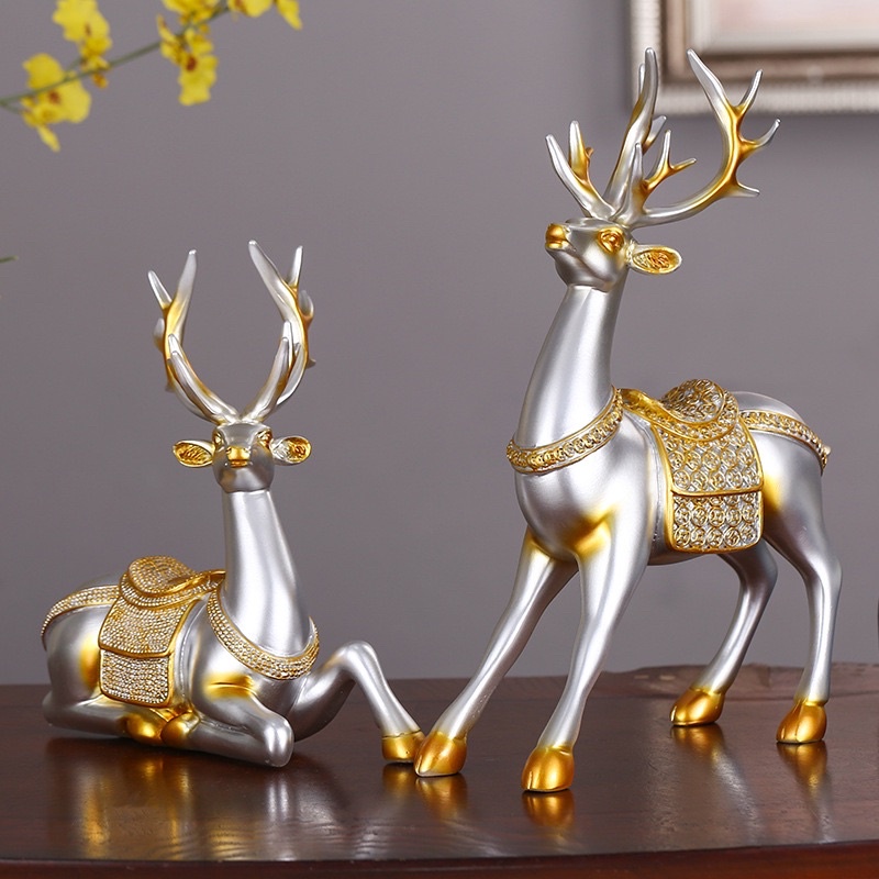 Cặp hươu may mắn và đĩa hoa đào đỏ