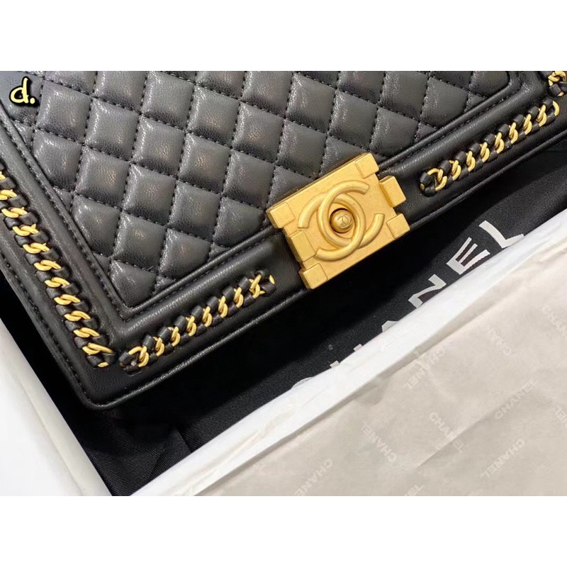 Túi Boy chất da mịn viền xích