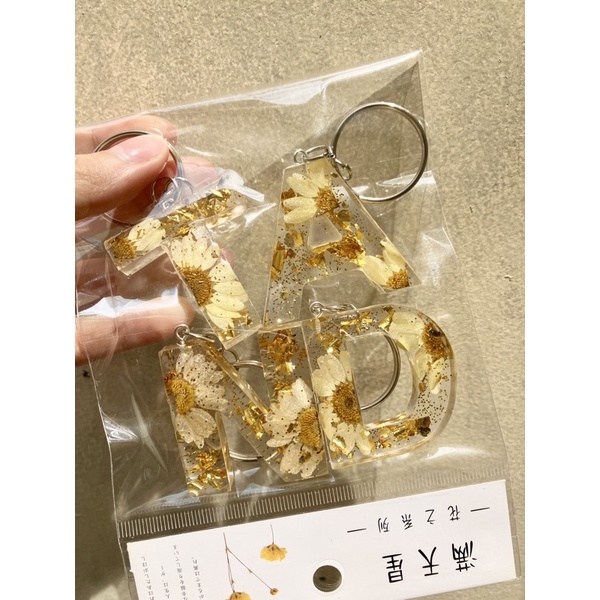 Móc khóa chữ cái resin gold hoa cúc