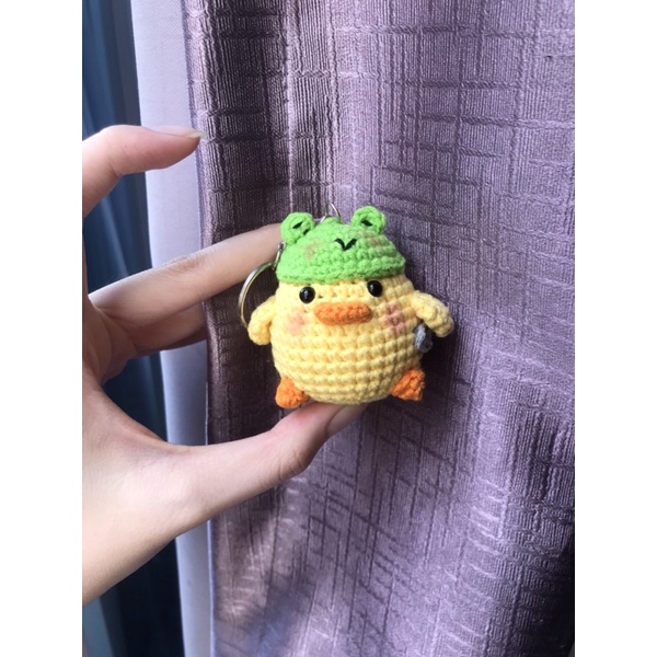 Móc khoá con gà cầm dao, đội mũ ếch dễ thương 🥰