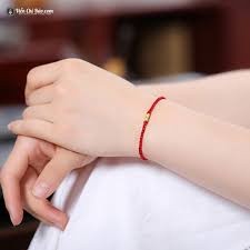 Vòng tay chỉ đỏ hạt vàng xinh xắn