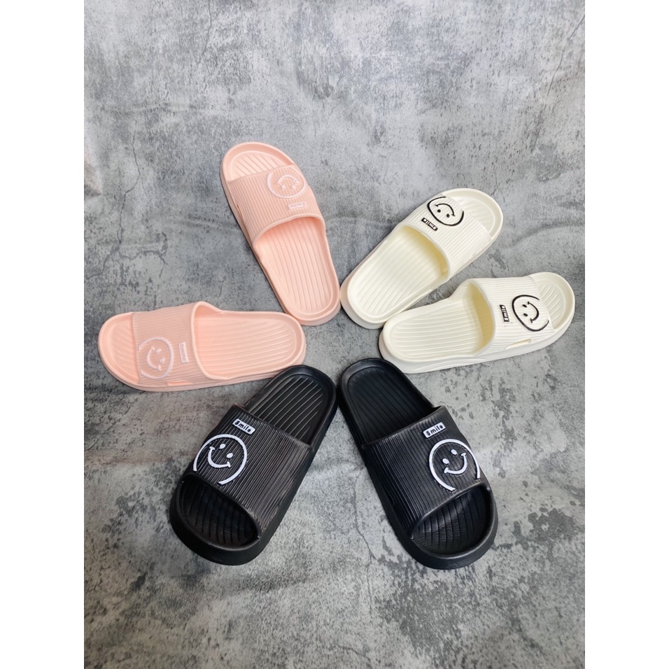 DÉP BẢN NỮ ĐI TRONG NHÀ