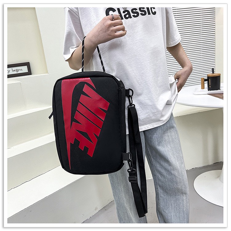Túi đựng giày Nike có dây đeo chéo đi kèm