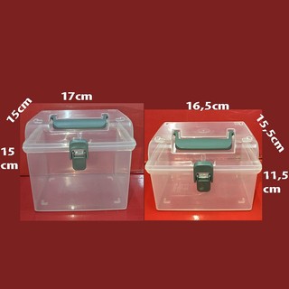 Hộp nhựa trong suốt có khóa cài và quai xách xám, size cao 15cm hay thấp 11cm. Sx tại Thái Lan